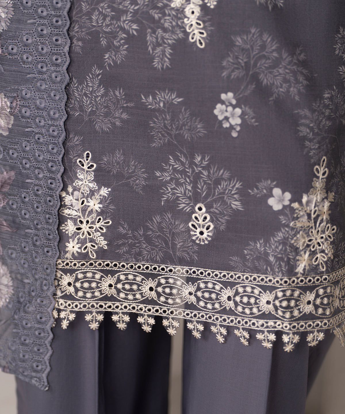 Women Printed Embroidered 3 Piece Suit - UDE267