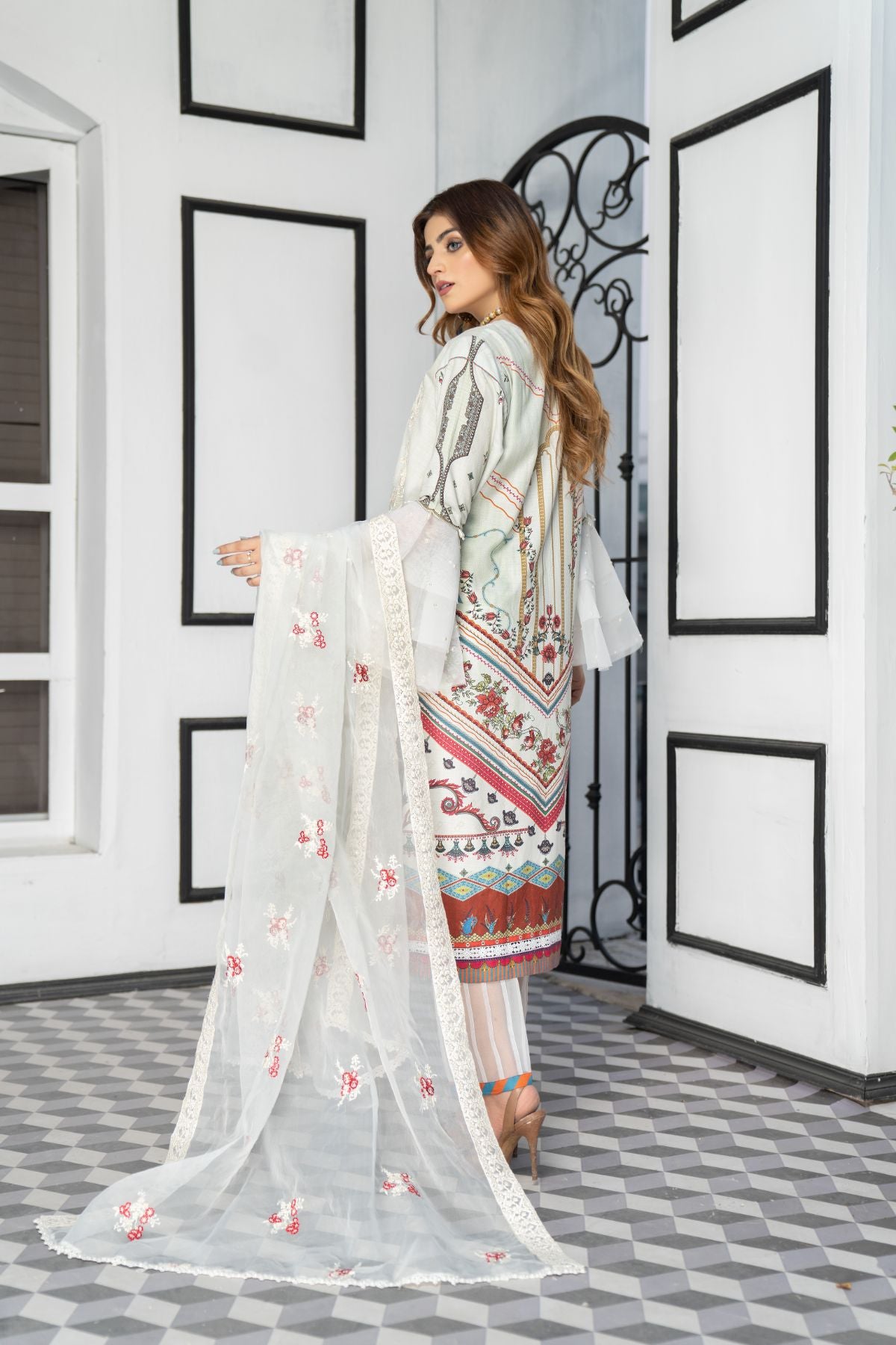 Women 4 Piece Embroidered Suit -QUN07S