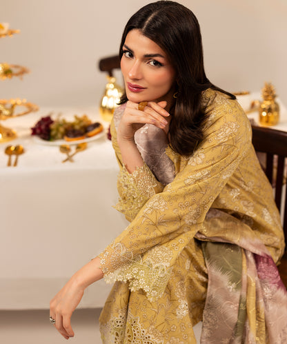 Women Printed Embroidered 3 Piece Suit - UDE265