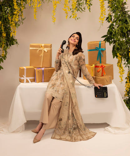 Women Printed Embroidered 3 Piece Suit - UDE270