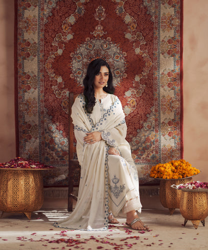 Women Solid Embroidered 3 Piece Suit - UDE271