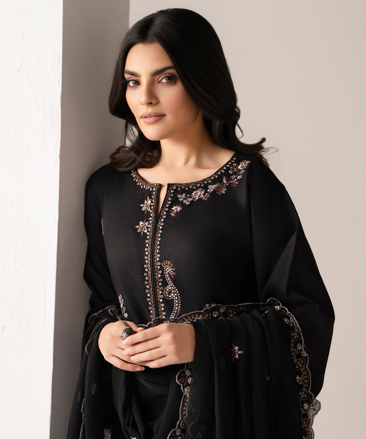 Women Solid Embroidered 3 Piece Suit - UDE279