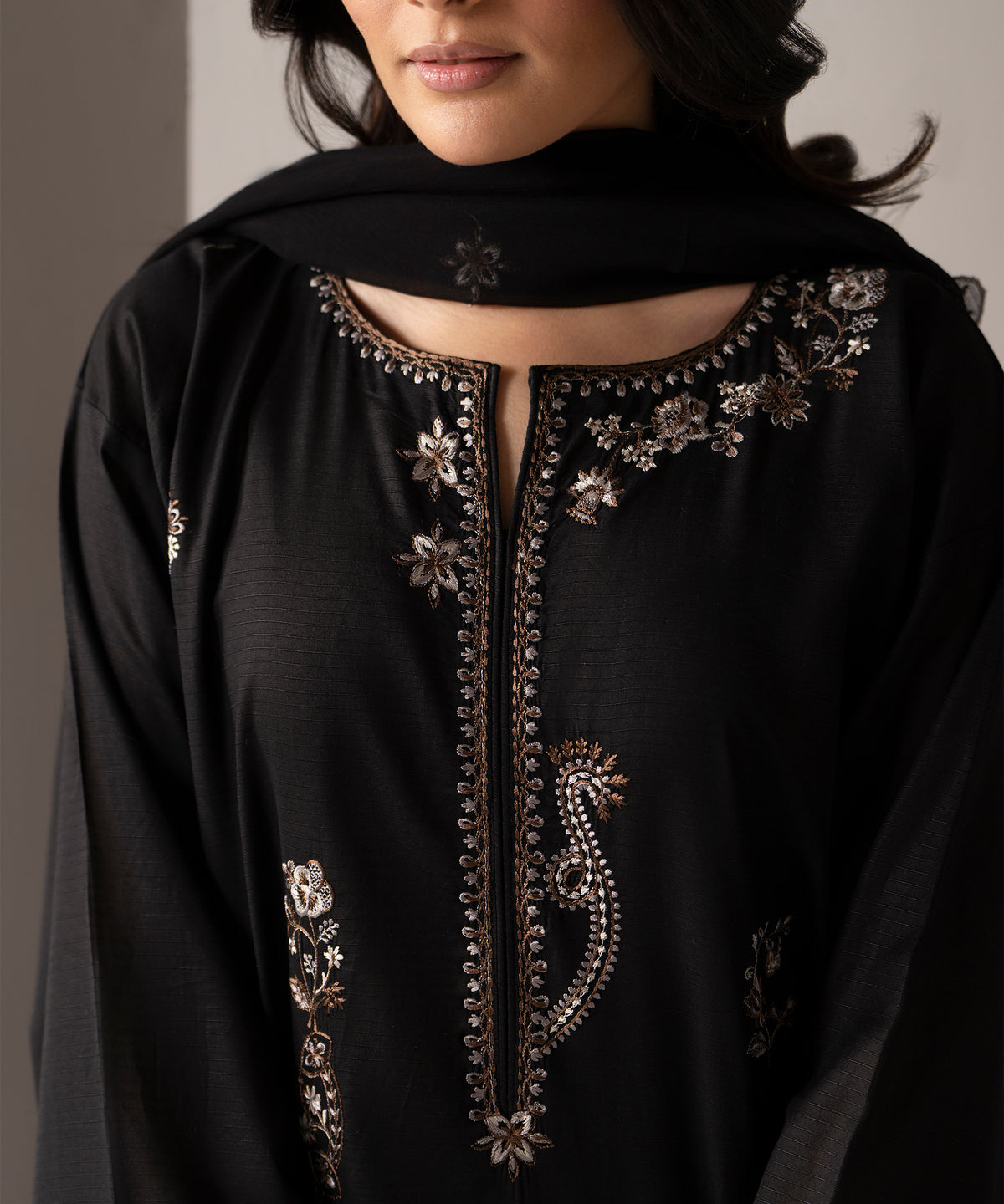 Women Solid Embroidered 3 Piece Suit - UDE279