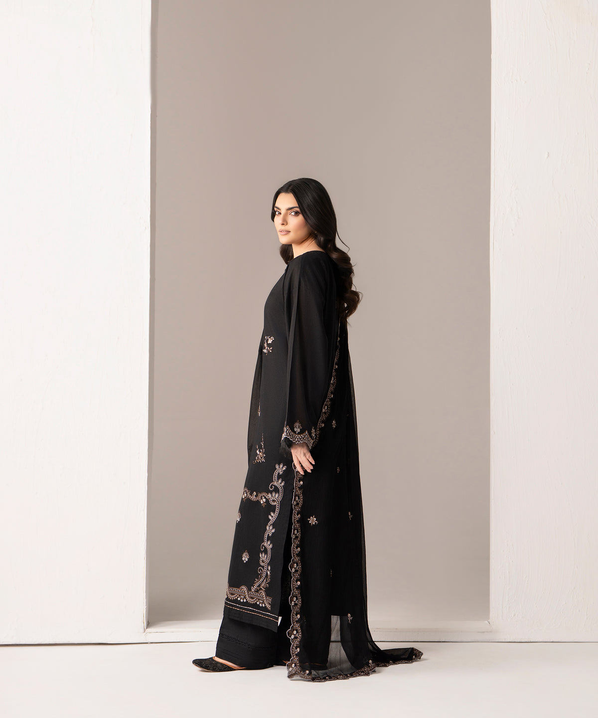 Women Solid Embroidered 3 Piece Suit - UDE279