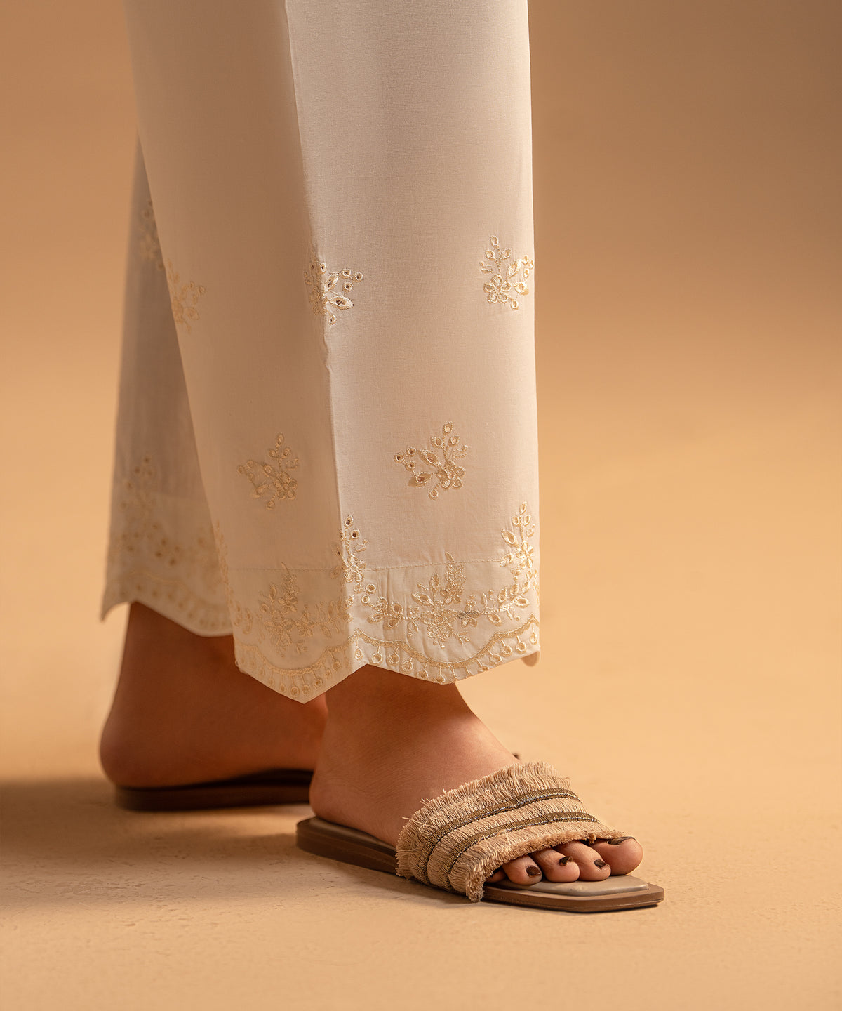 Women Solid Embroidered Trouser - LTE457