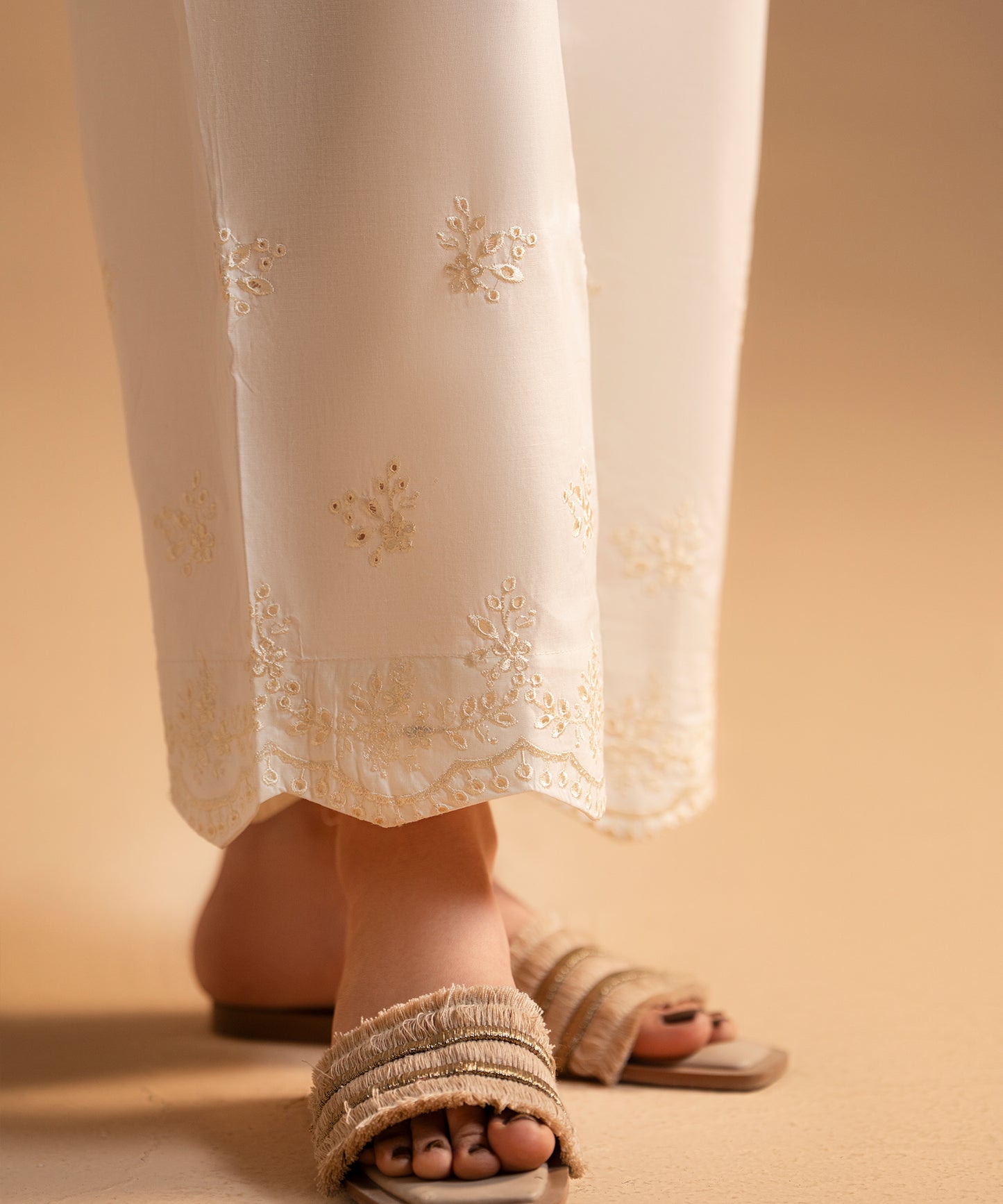 Women Solid Embroidered Trouser - LTE457