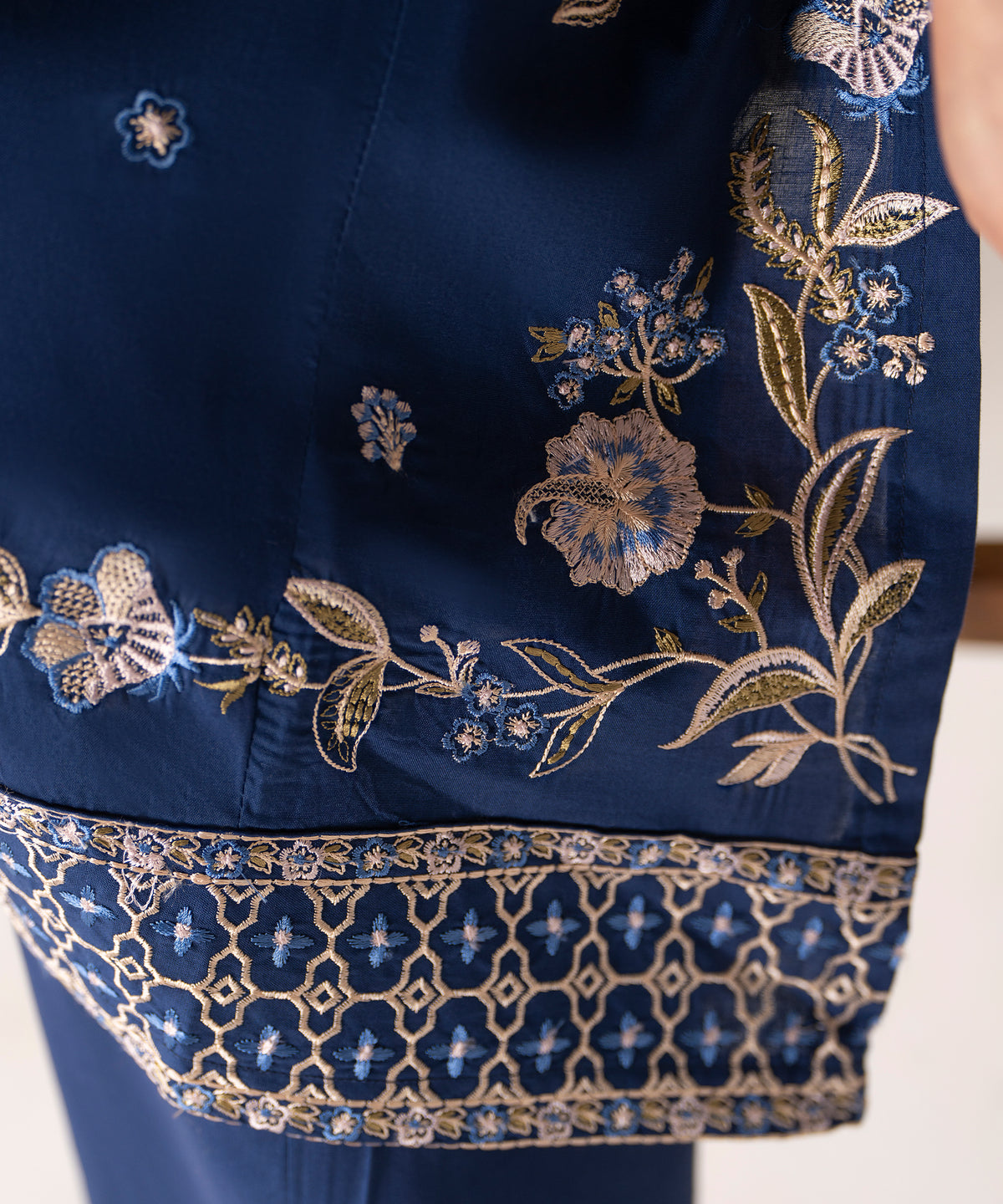 Women Solid Embroidered 3 Piece Suit - LDS1357